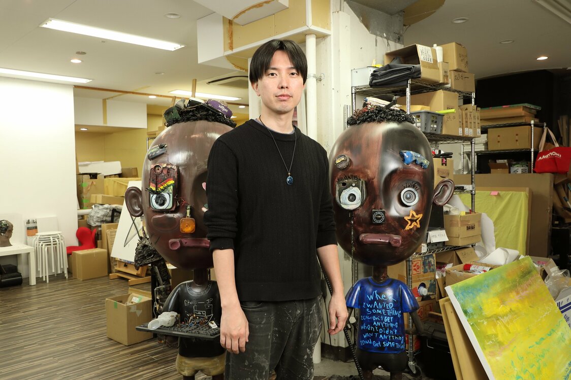 立体作品の前で