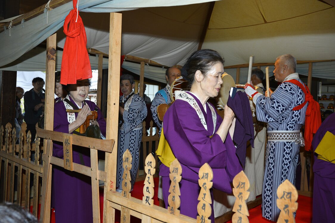 「踊り念仏」が発祥した長野県佐久市には古式の「跡部の踊り念仏」が伝わり、毎年4月の第1日曜日に西方寺で披露される