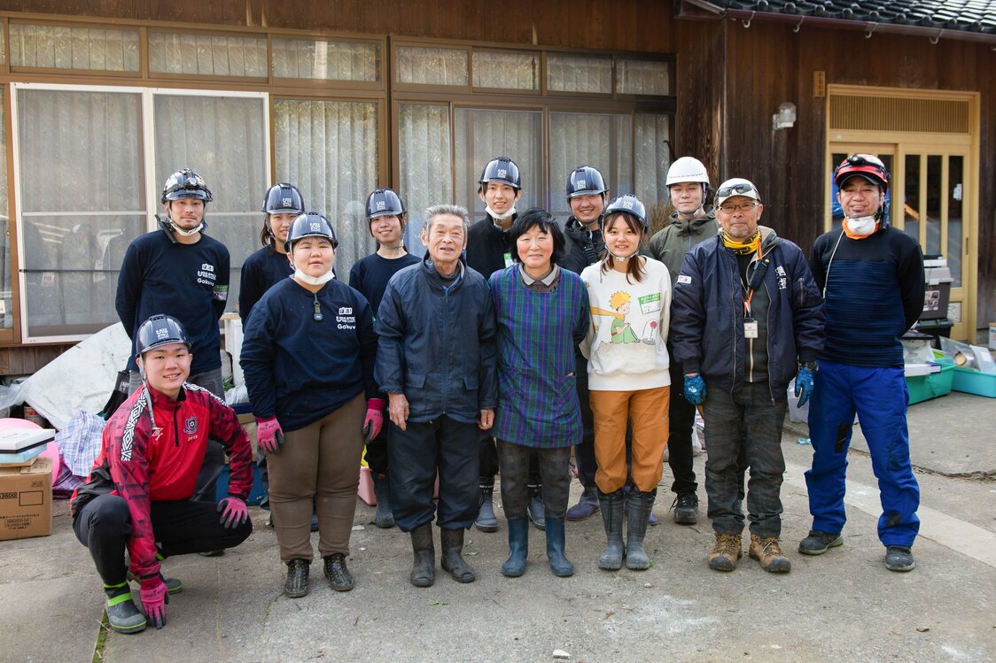 作業を終え、家主さんや川島さん（右から2人目）らと記念撮影