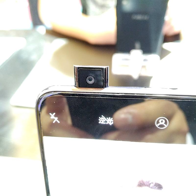 Vivoが発表した新型スマホ「NEX」。上方に飛び出す8MPフロントカメラが特徴。