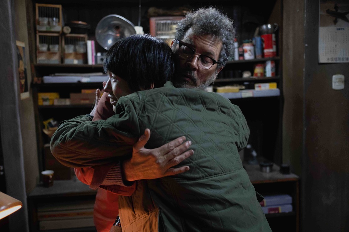Eugène avec un jeune homme handicapé par la maladie de Minamata ©2020 MINAMATA FILM, LLC ©Larry Horricks