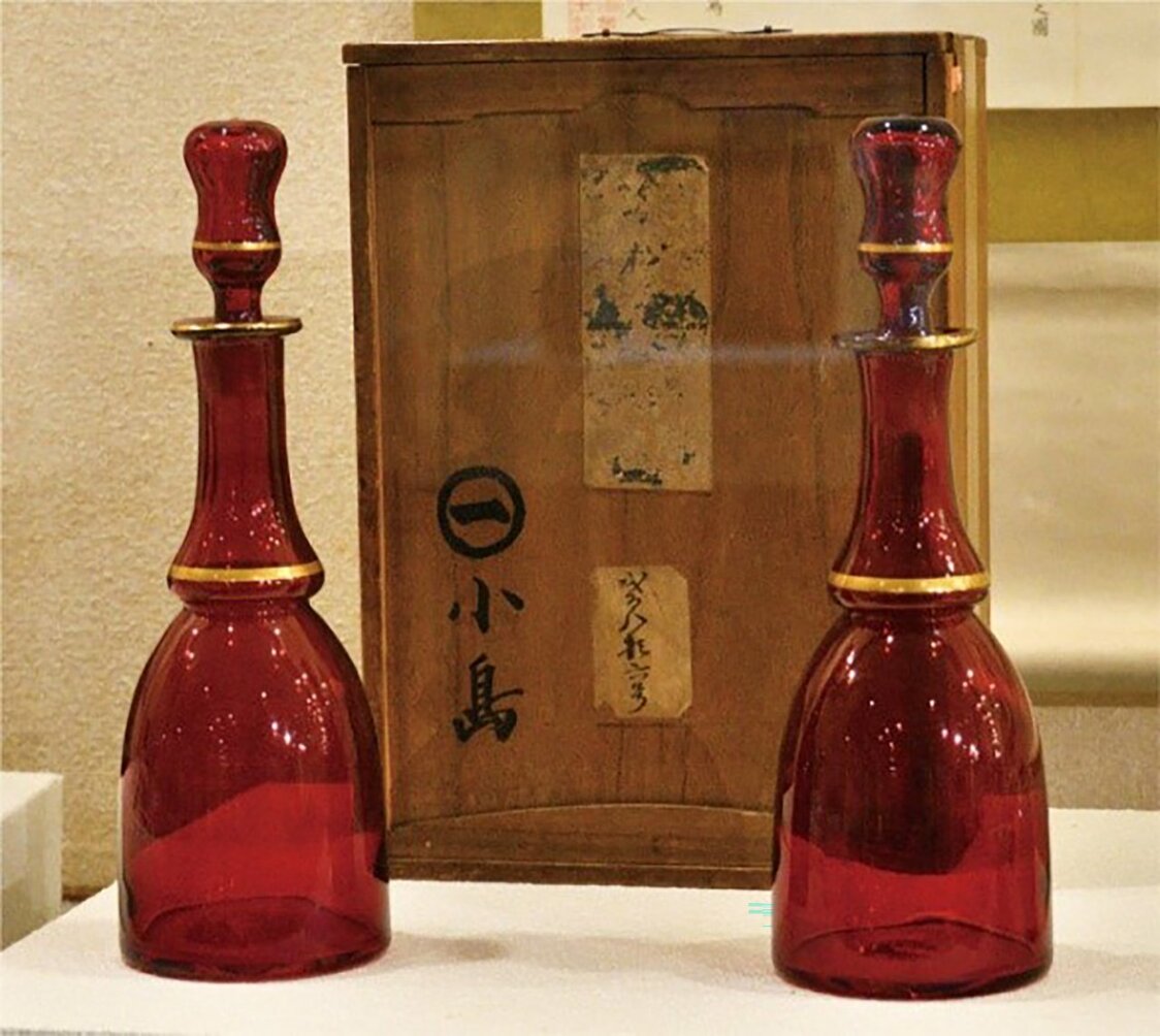 ペリー一行が持参した洋酒びんは有形文化財。木箱には町名主の屋号㊀小島と墨書されている　写真：市立函館博物館蔵