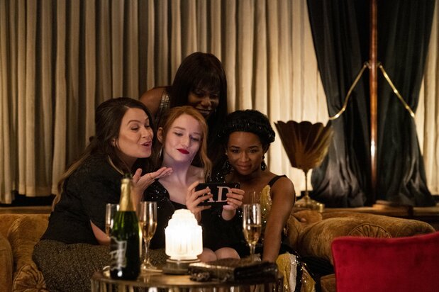 友人たちとの交遊ぶりをSNSにアップするアンナ。左からレイチェル、アンナ、ネフ、後ろはケイシー Netflix『令嬢アンナの真実』