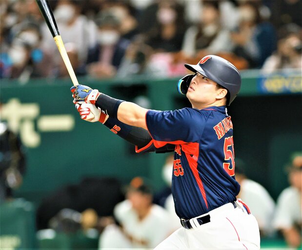 日本代表の強化試合で本塁打を放つ村上。22年はプロ野球史上最年少の三冠王を獲得した(2022年11月6日、東京ドーム) 時事