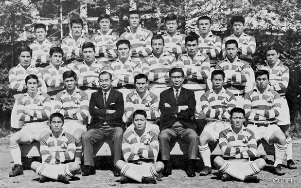1968年のニュージーランド遠征でオールブラックスJr.を撃破した日本代表の面々。2列目左端が坂田好弘氏　写真：日本ラグビーフットボール協会