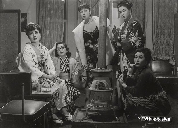 溝口健二監督の遺作『赤線地帯』(56)。右から二番目が若尾。中央は京マチ子 ©KADOKAWA 1956