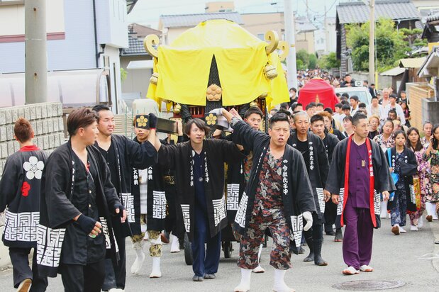 神輿は一日中、地域を練って暴れ回る