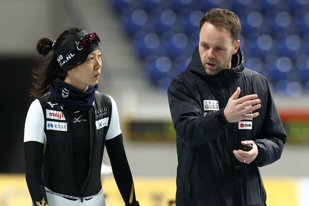 Takagi Miho (izquierda) junto a su entrenador Johan de Wit el 28 de febrero de 2025 en el M-Wave de Nagano. (Jiji Press)