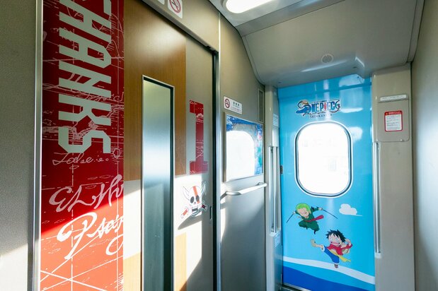 Luffy and Zoro see you off at the boarding doors. (© Kusano Seiichirō)