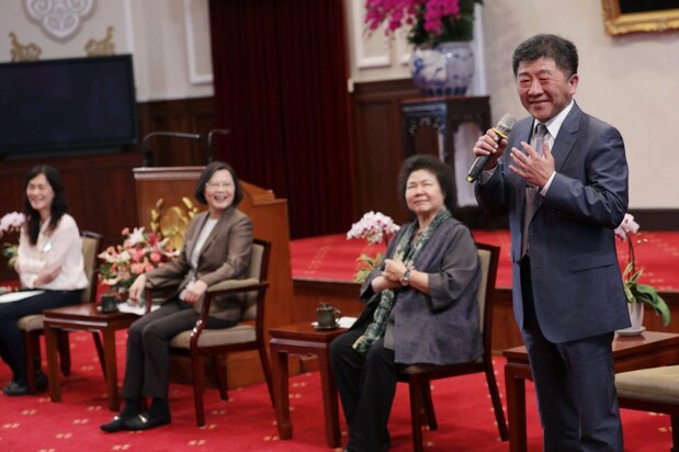 陳時中衛生福利部長(衛生福利相)<右>は正副相当と行政院長(首相)の厚い信頼を受け、今回の感染症流行の状況下で大きな勢いを得た政治家になった(中華民国総統府提供)