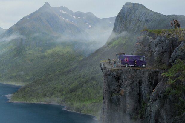 フィヨルドの絶景が広がる断崖に追い詰められ絶体絶命 ©Making Movies, Filmcamp, Umedia, Mu tant Koala Pictures 2018