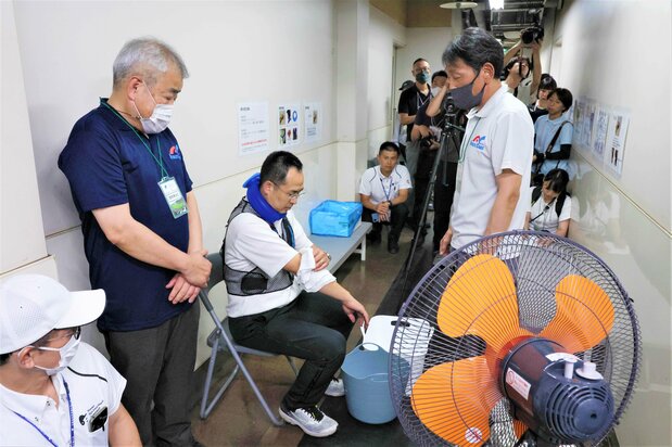 今大会から甲子園球場のベンチ裏に設けられたクーリングスペース。クーラーや送風機が設置されており、選手たちは五回終了後に10分間、休息をとる 時事