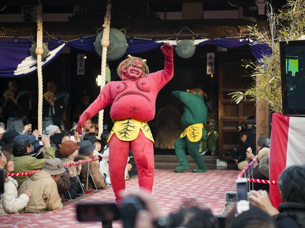 The <em>oni</em> emerge from the hall in agony, dispelled, bringing the <em>oni hōraku</em> to an end.