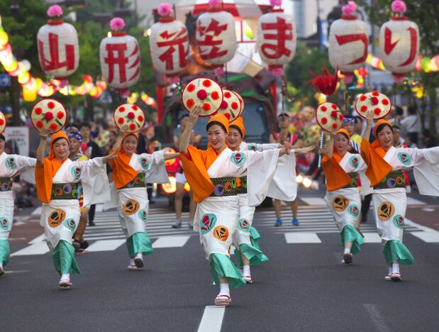 The Seichō Hanagasa Odori Kunpū Mogamigawa women’s dance has been presented every year since it was first performed in 1963. (© Haga Library)