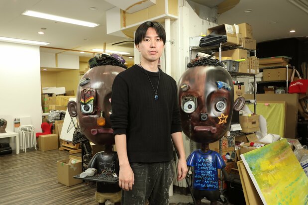 立体作品の前で
