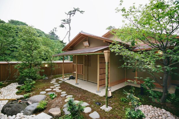千利休の茶室を約420年ぶりに復元した茶室「朝雲庵(ちょううんあん)」(大阪府堺市=2006年撮影、時事)