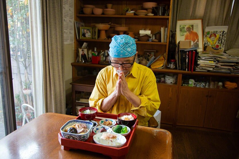 食の恵みをもたらしてくれる自然の力に対して、「いただきます」と感謝して手を合わせ、味わう。これも長寿の秘訣(ひけつ)だという