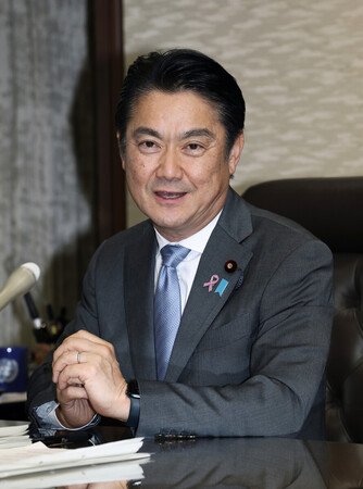 インタビューに応じる山下貴司法相＝２６日、法務省