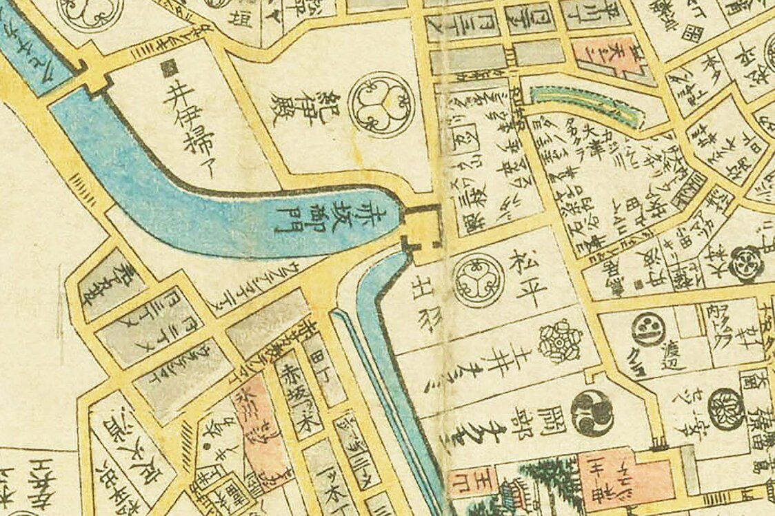 上の切絵図の紫で囲った部分を拡大。2代目広重は、赤坂御門の左下の「田丁（たまち）」と書かれた辺りから「紀伊殿」方向を描いている。田丁の左の朱色の区画には、小さく「セイカンジ」とある