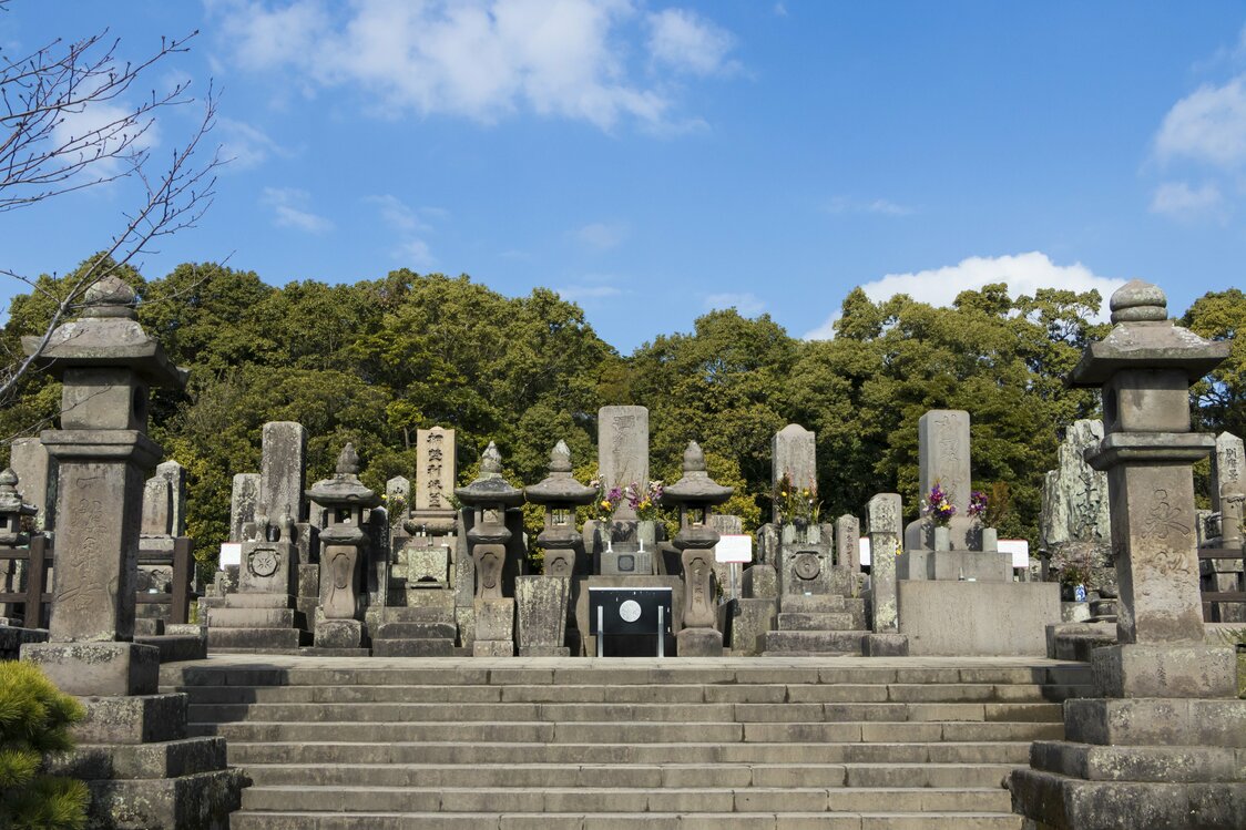 中央が西郷の墓。右側に篠原国幹、左側に桐野利秋の墓がある