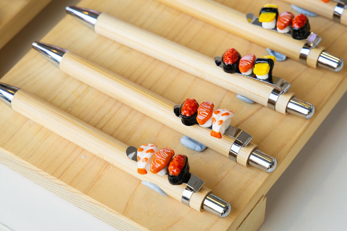 胸ポケットのかわいいアクセントになると人気のすしペン（1650円）