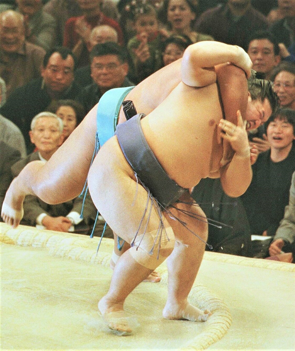 2000年九州場所、武蔵丸相手に一本背負いを見せる魁皇（右）　時事
