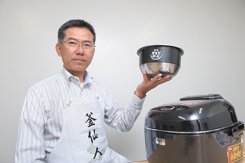 认准了“釜”的守道。他经常系上印有“釜仙人”文字的围裙参加各种宣传活动。