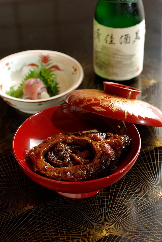 名物料理「鯉の甘煮」とオリジナル限定酒「美酒佳肴」。