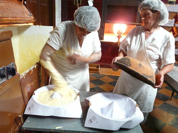 Les pâtissières de la Fábrica de Pão de Ló de Margaride s’affairent à la préparation du produit phare de la boutique (photo avec l’aimable autorisation de l’auteur).