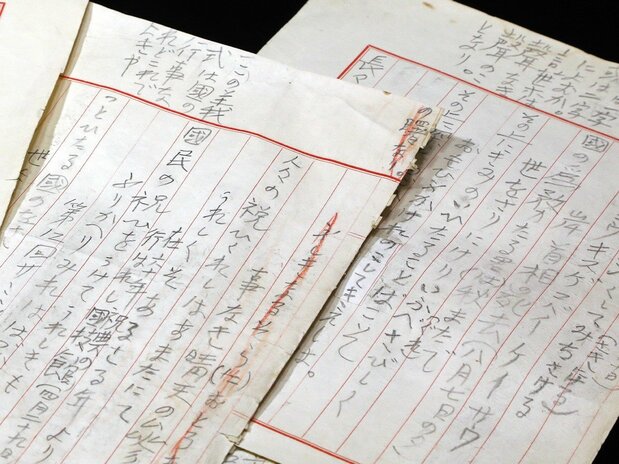昭和天皇直筆の原稿。和歌の推敲に使ったとみられる。右の紙に、岸追悼歌が書かれており、その上に「聲なき聲」の書き込みがある＝2019年1月1日、東京都中央区の朝日新聞東京本社（時事）