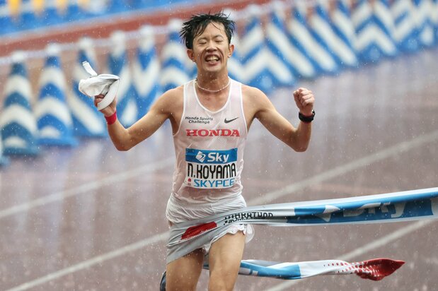 MGC男子组选手小山直城第一个冲过终点,10月15日,东京国立竞技场(时事社)