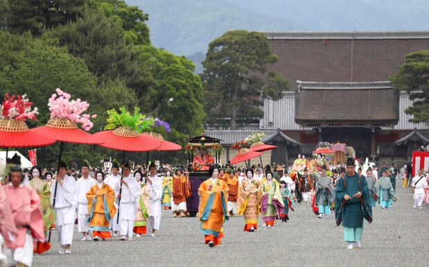 宛如一幅平安时代画卷！2024年5月15日，京都市上京区京都御苑（图片：时事社）