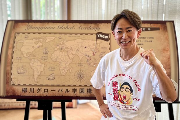 「絶校長」Tシャツを着た古賀校長（日比野恭三撮影）