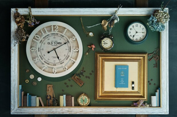 Un panneau d’accueil met en valeur d’anciennes clés et des horloges découvertes dans l’entrepôt.