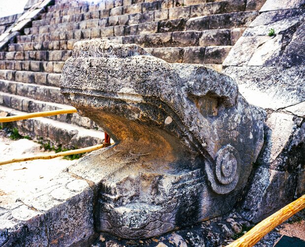 メキシコの古代都市チチェン・イッツァ遺跡のピラミッドに祀(まつ)られる蛇神