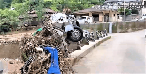 大破した乗用車、芦北町にて(KVOAD提供)