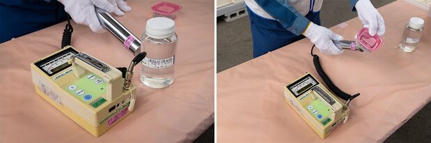 左はALPSを通した処理水。線量計の目盛りは「1」を指している。右は風呂の温浴効果などを高めるために使われるラジウムボールの入ったプラ容器。目盛りは「3」を指している