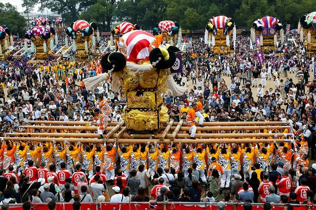 “新居滨太鼓祭”上的彩车“太鼓台”，华盖上绣有雌龙与雄龙（爱媛县新居滨市，10月16-18日）