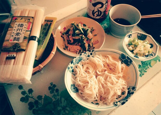 自己動手做簡單的素麵,下酒菜,來簡單回味日本食物的味道。(作者自攝)