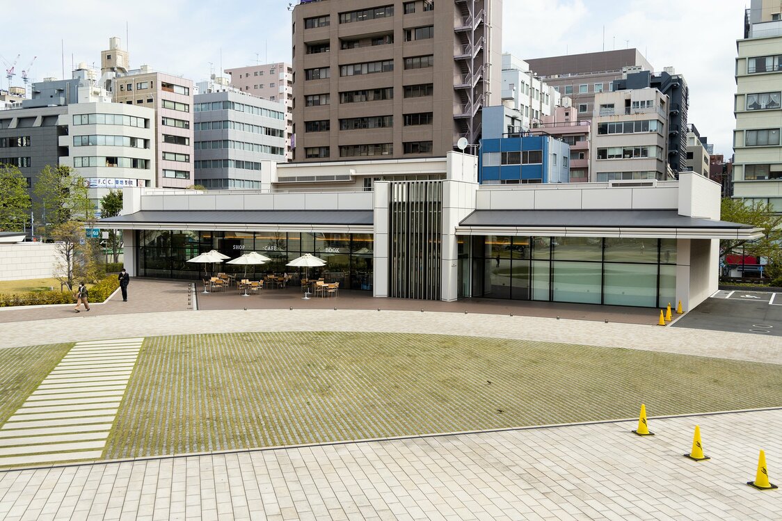 咨询中心内设有咖啡厅和书店，于2017年11月开业