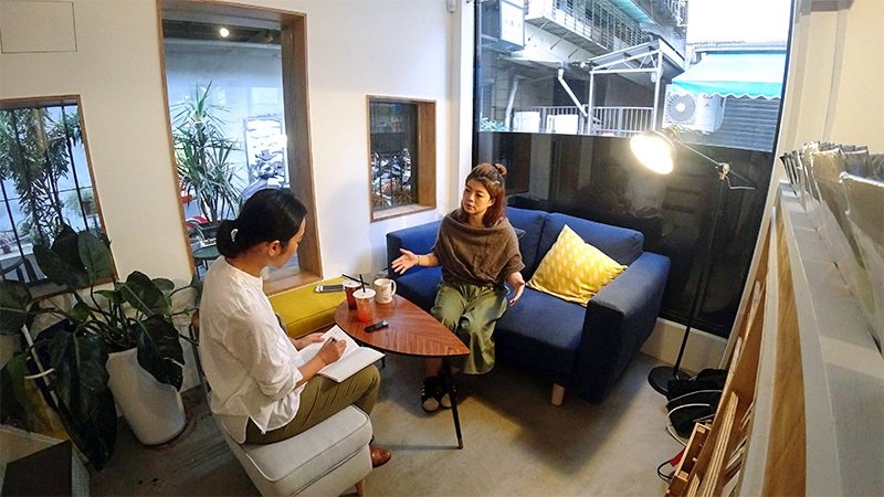 取材中の片倉真理氏（片倉佳史氏撮影）