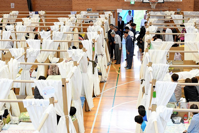 天皇、皇后在益城中央小学的避难中心看望灾民，2016年5月19日于熊本县益城町（图片提供：时事社）