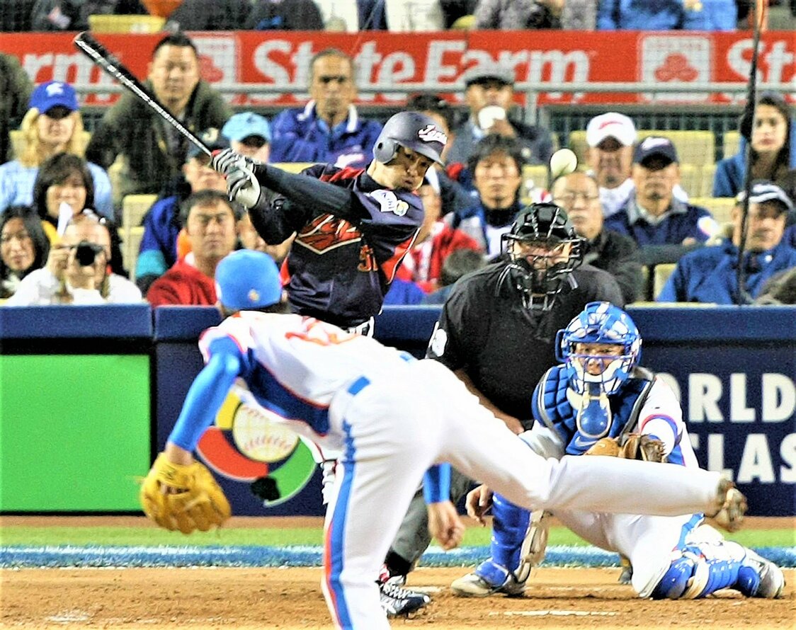 2009年、第2回WBC決勝の日本対韓国戦では、大会中不調だったイチローが延長10回に劇的な決勝打を放った（2009年3月23日、米ロサンゼルス） 時事
