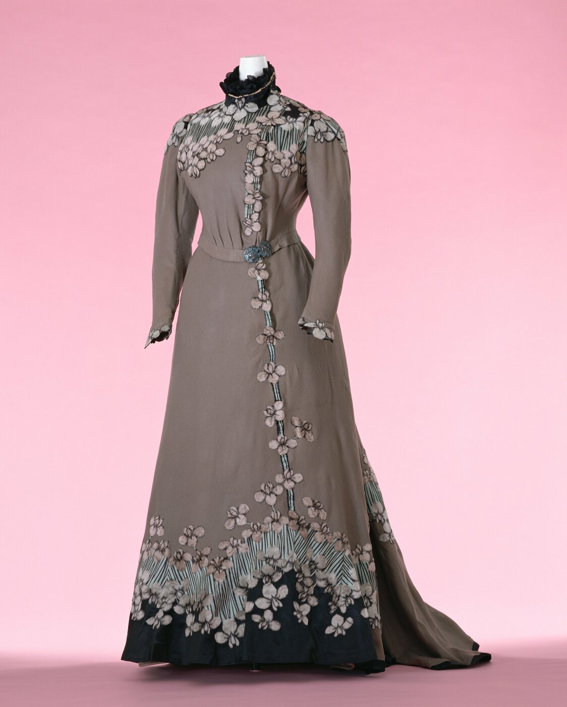 Une robe réalisée vers 1897 par le grand couturier parisien Jacques Doucet (1853-1929). Elle est ornée de feuilles et de fleurs d’iris (shôbu), une plante omniprésente dans l’art japonais.  (Photo : Hayashi Masayuki © Kyoto Costume Institute)