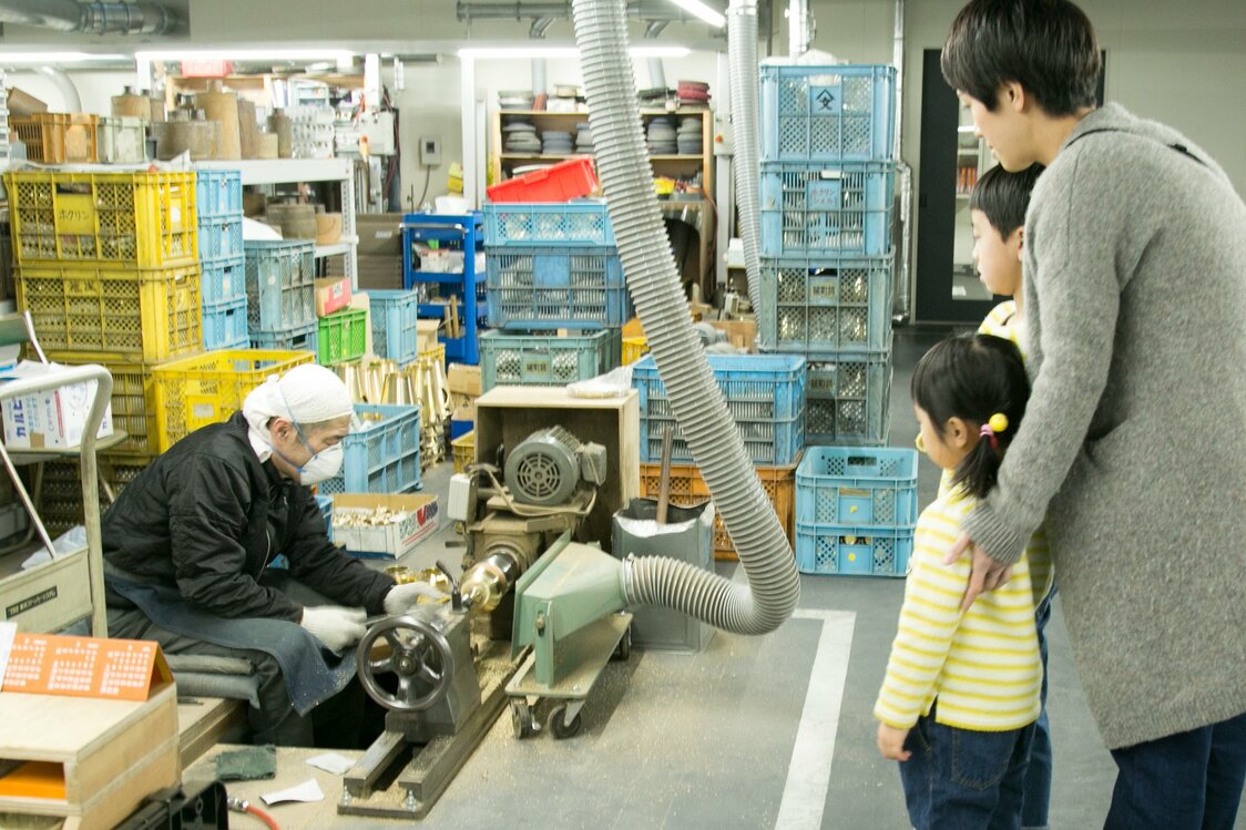 参观工厂时可近距离看到工匠的娴熟操作