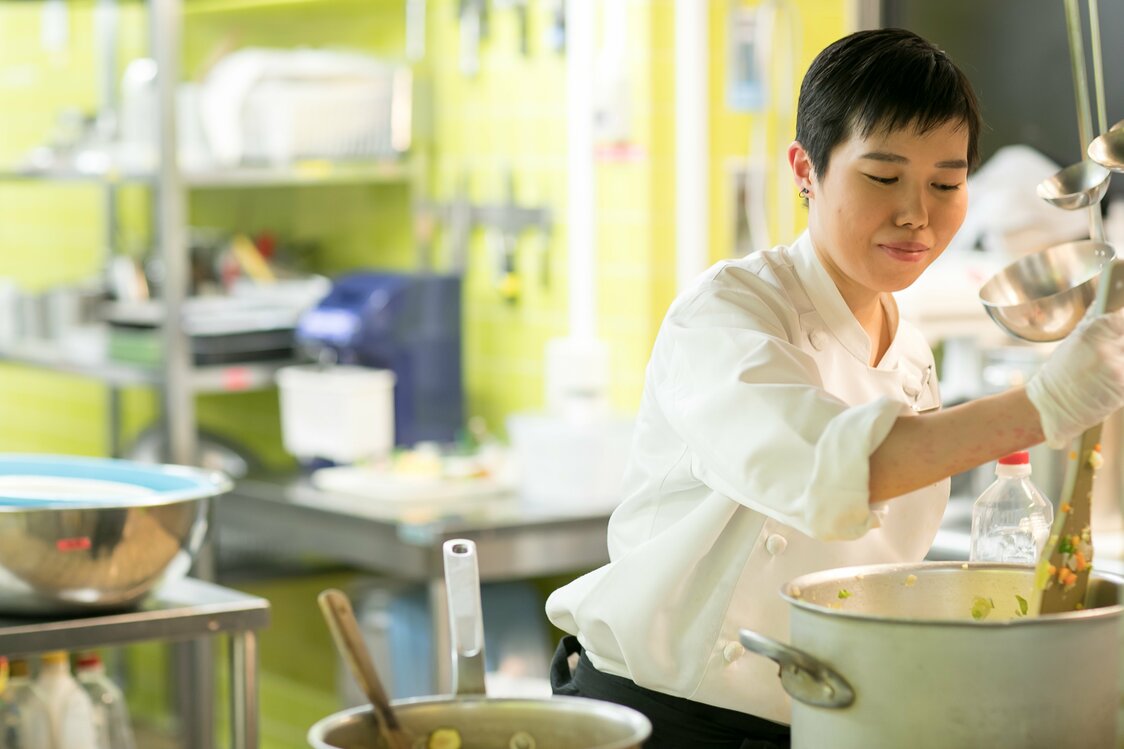 Team leader Yaguchi Yukie at work in the kitchen. (Photo courtesy of UDS)