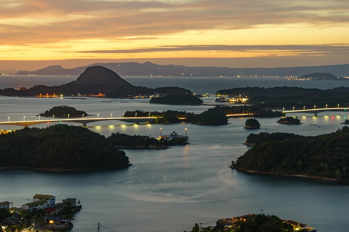 天草上島の高舞登山（たかぶとやま）展望所から、天草松島の夕景を眺める。奥に見えるのが島原半島　写真：PIXTA