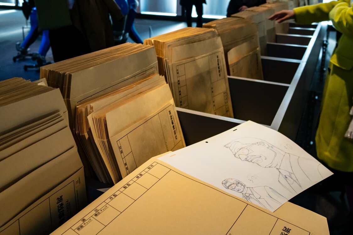 A paid experience where visitors dig through envelopes containing reproduced original artwork and can take selected items home. (© Nippon.com)