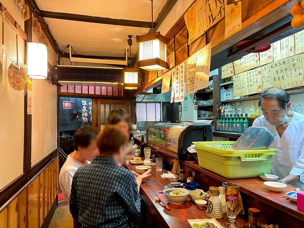 在鳥八居酒屋內用餐的客人們，右端為弟弟廣智。（筆者攝影）