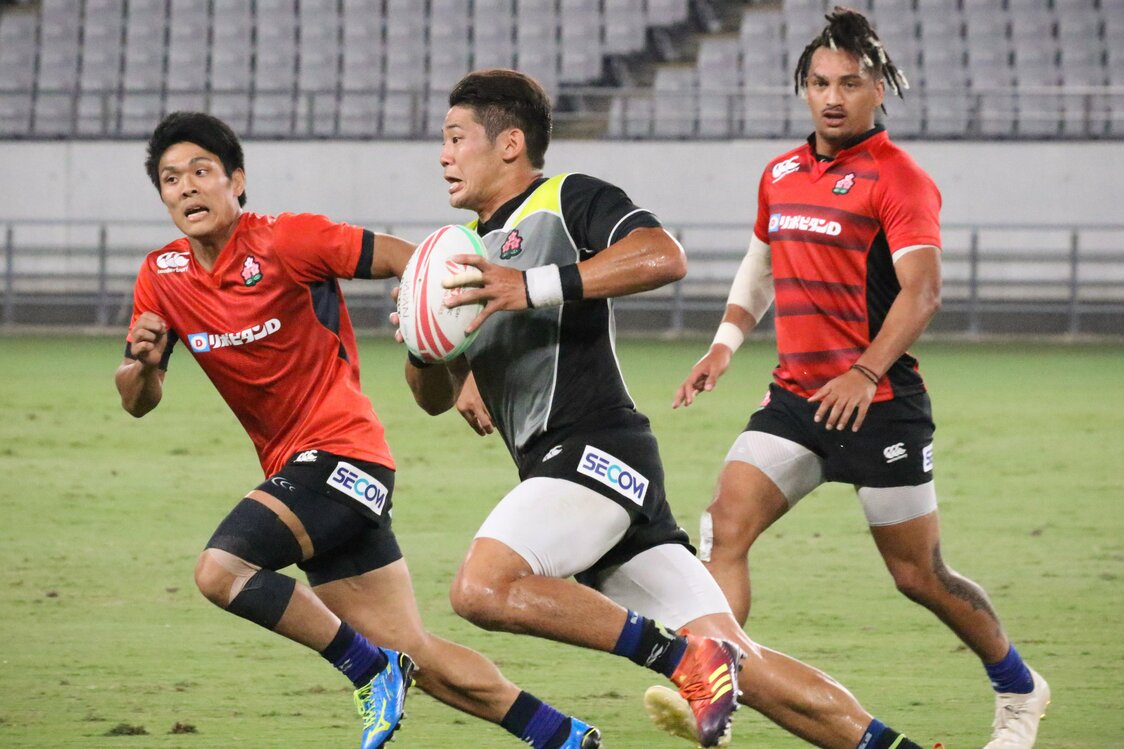 Fujita Yoshikazu (center) offers the Japan Sevens experience as well as attacking and defensive clout. (© Ōtomo Nobuhiko)